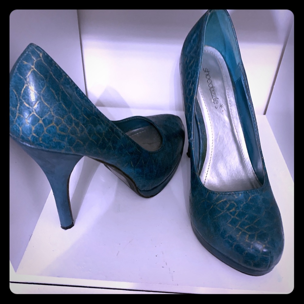 Stilettò pump heels teal color